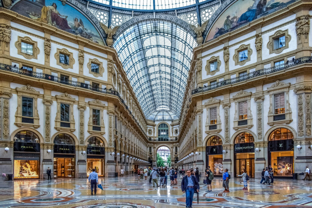 Zentraler Platz der Passage der Galerie Vittorio Emanuele II, unter einem Glasdach